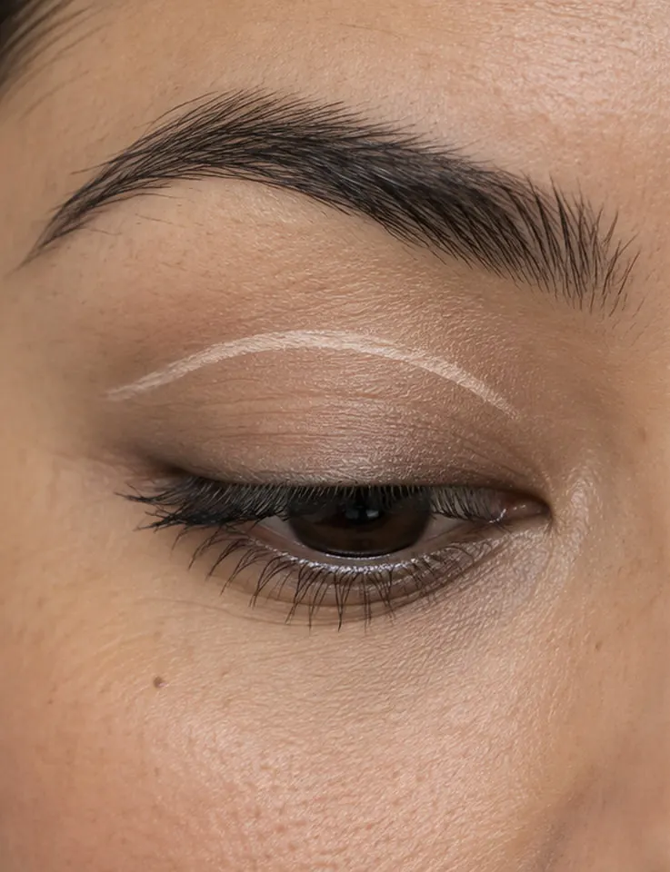 Linea chiara visibile con lo sguardo abbassato