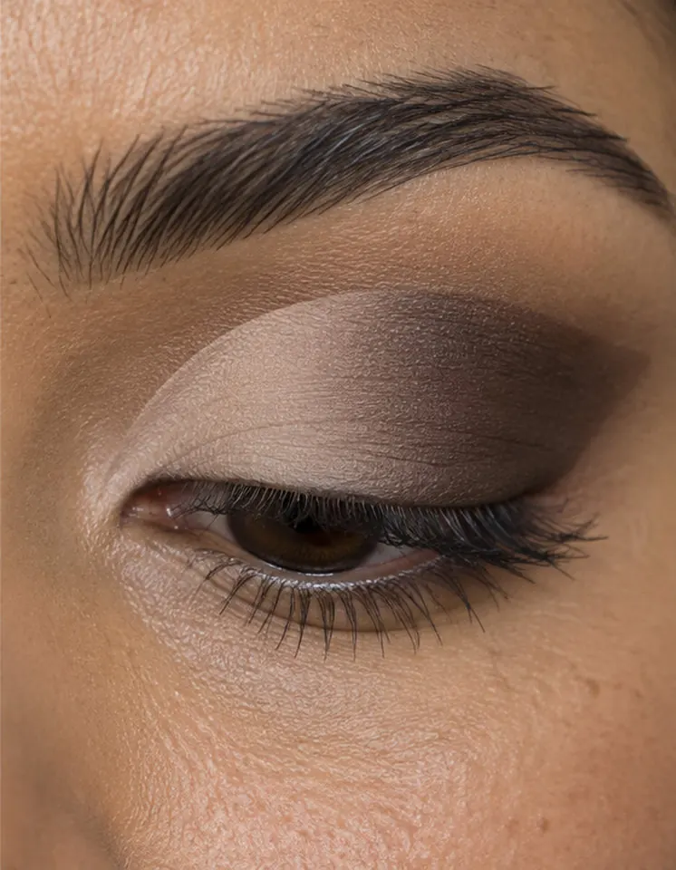 Half cut crease con passaggio più morbido verso l'esterno
