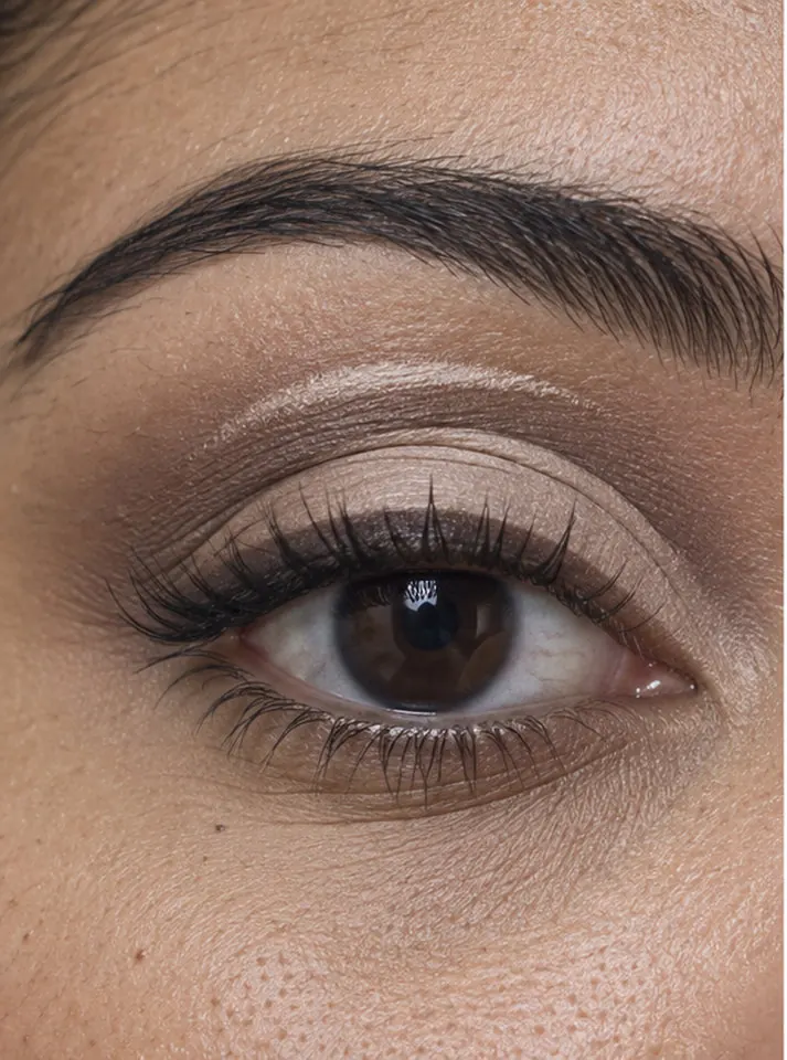 Seconda striscia di base chiara trasferita sopra il bordo del cut crease