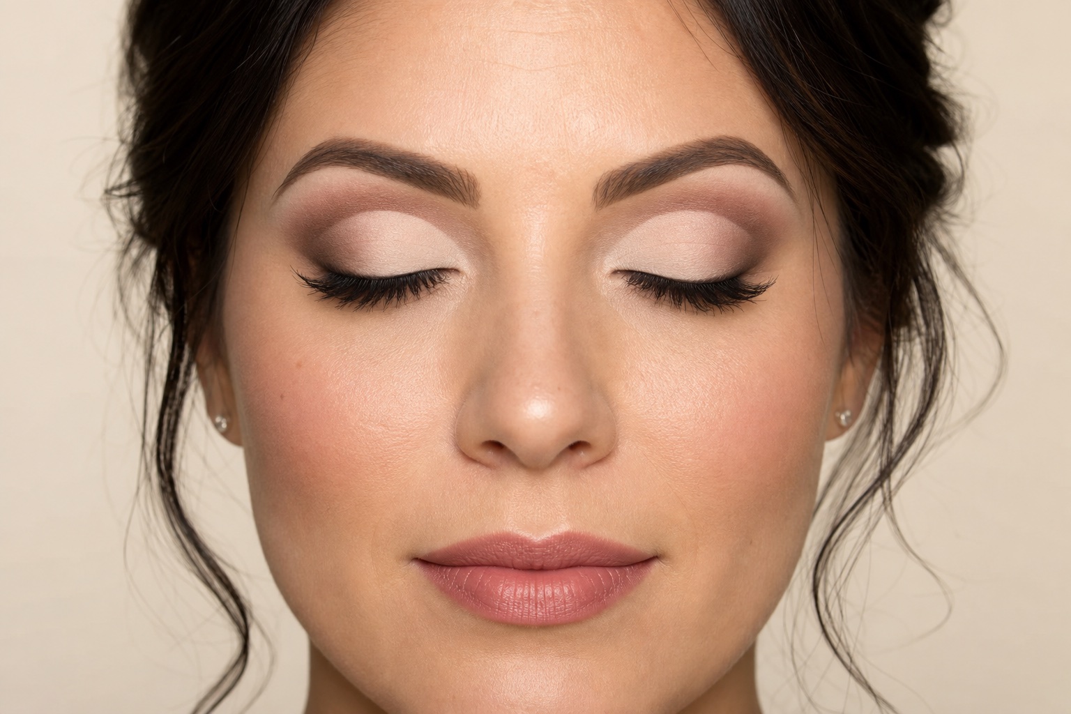 Primo piano frontale di una donna adulta con occhi chiusi e cut crease professionale simmetrico nei toni taupe e avorio