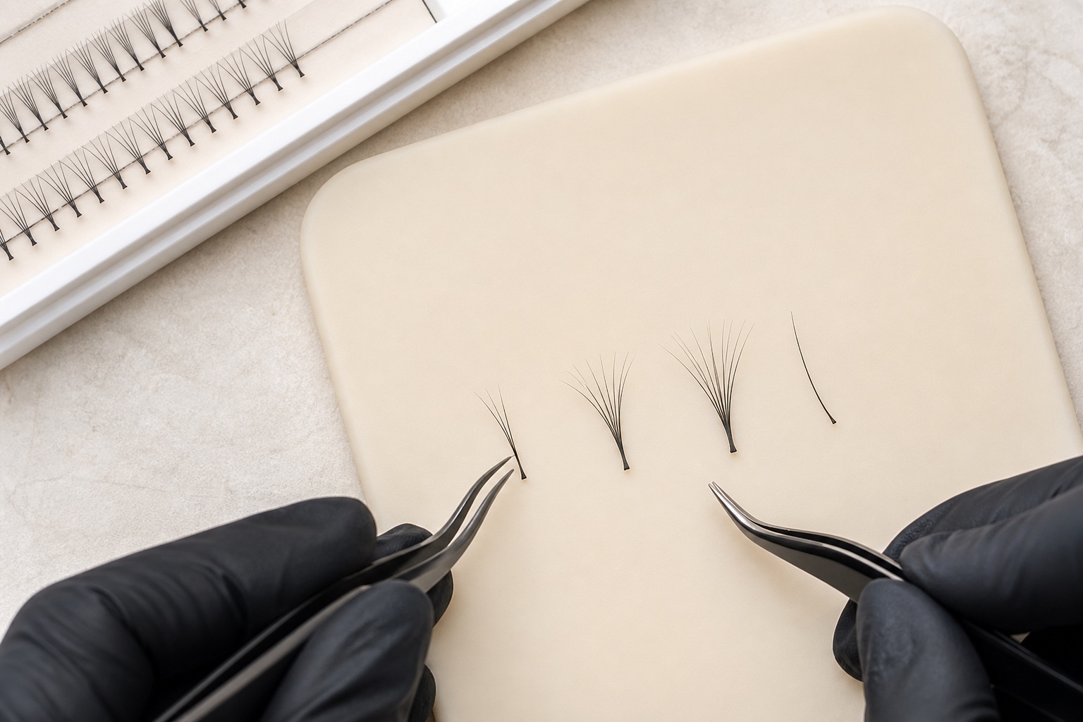Esercitazione su palette con fibra classica e ventagli volume stretti, medi e aperti costruiti con fibre sottili e pinzette professionali