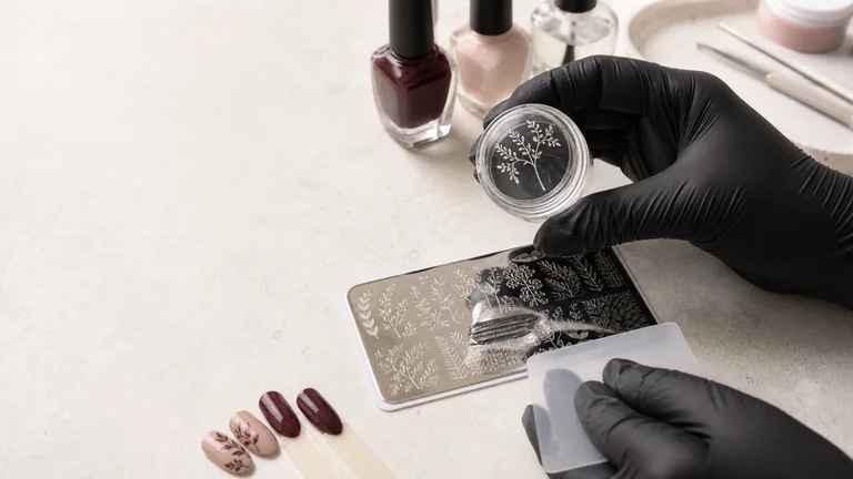 Timbro trasparente con motivo botanico, piastra incisa, scraper e tip nude e bordeaux