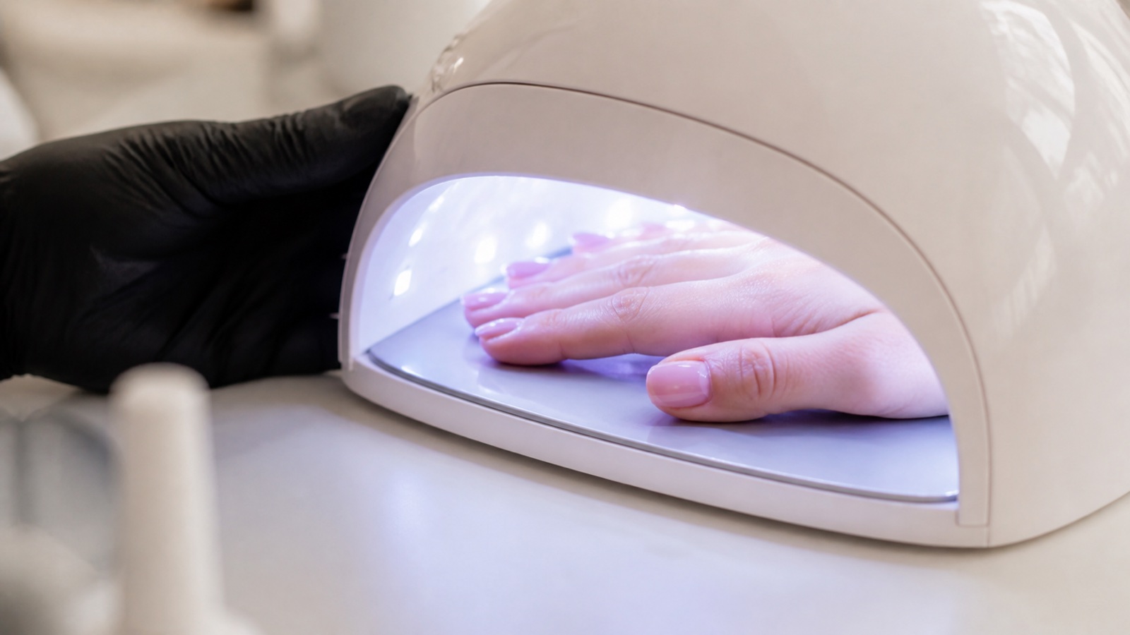 Polimerizzazione professionale di gel e semipermanente con lampada compatibile, strati corretti e controllo dei tempi
