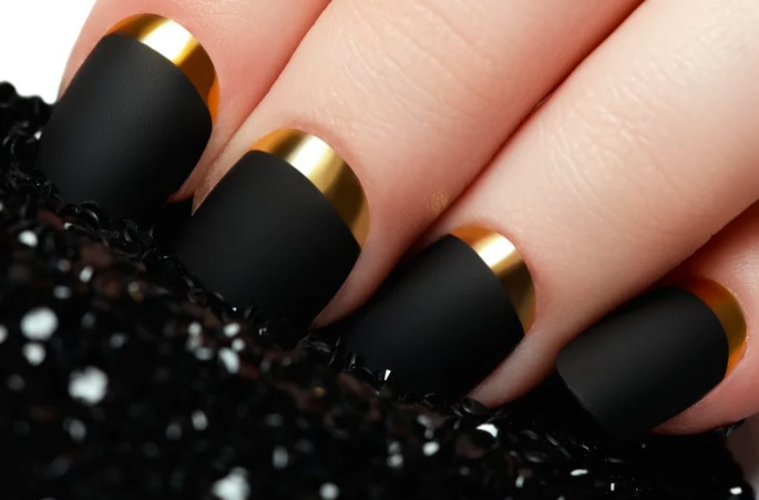 black matte nails with gold stripe
