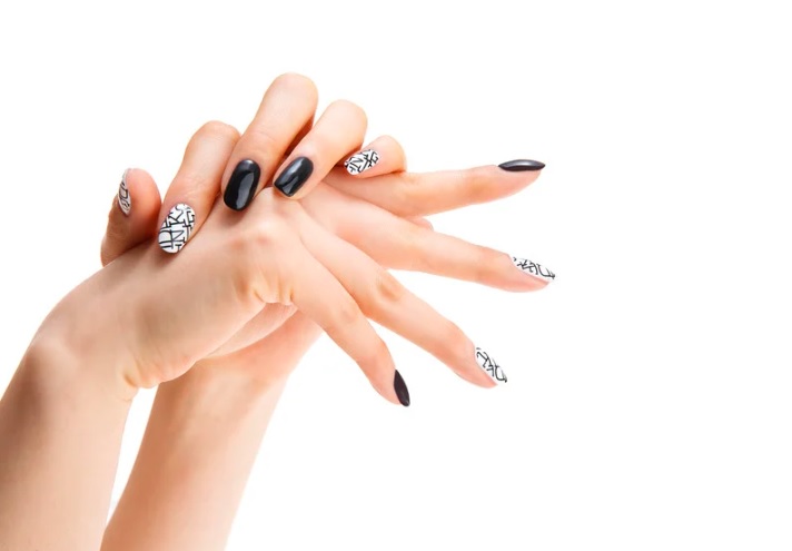 geometric nail design 2025