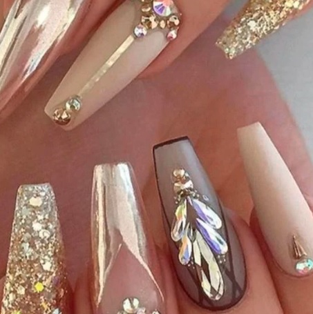 nails with gold and 3d art